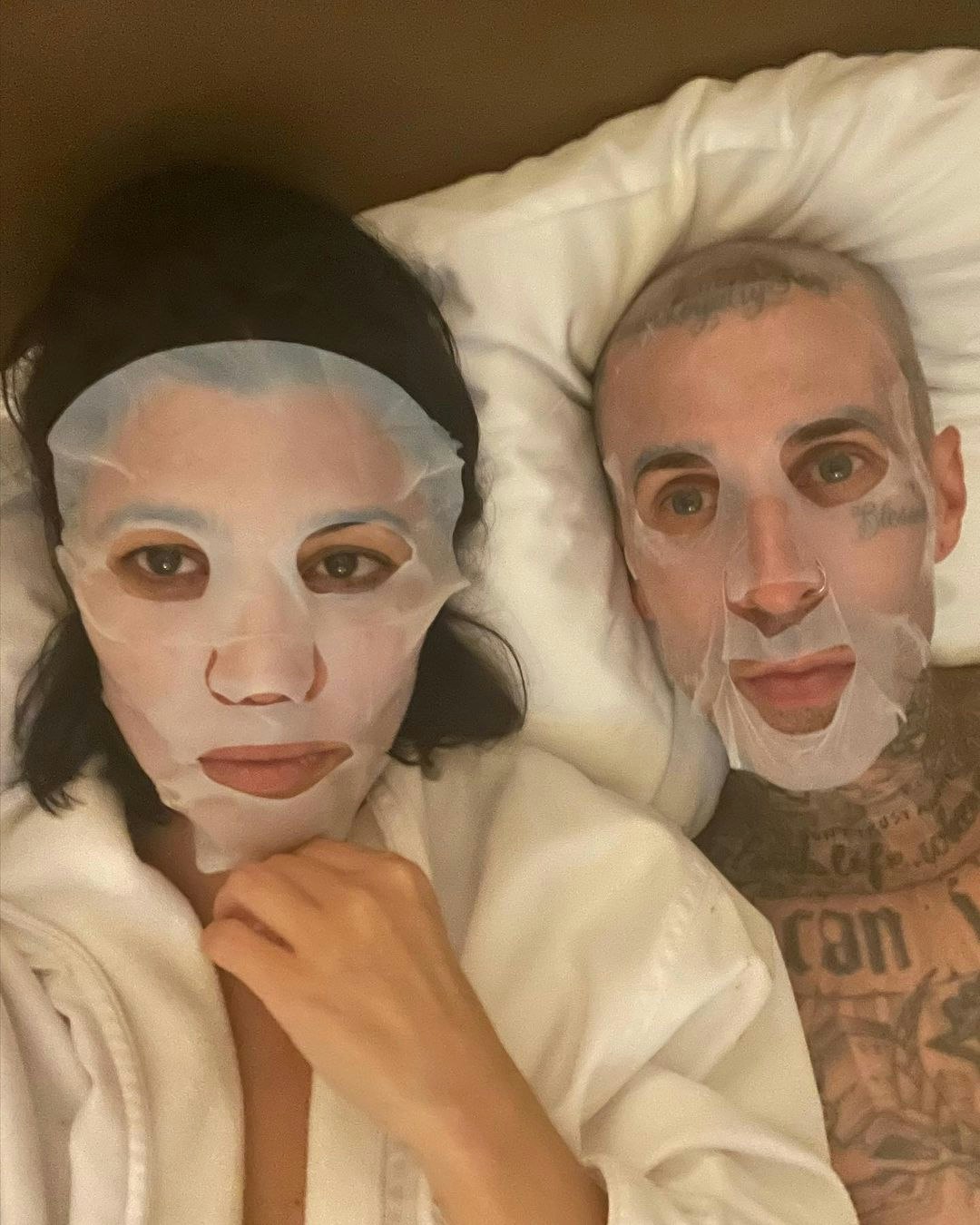 Kourtney Kardashian og Travis med ansigtsmasker på