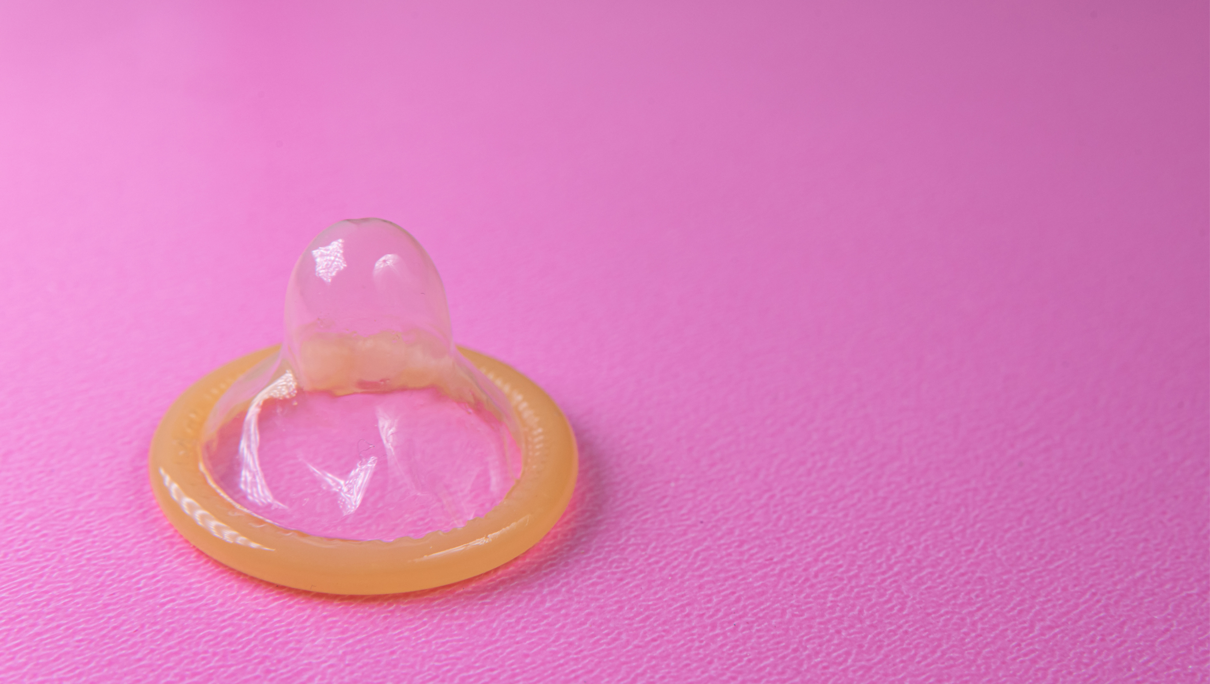 En ny opfindelse er sat i sø, nemlig et unisex-kondom, som kan bruges af både mænd og kvinder. Læs alt om kondomet her.