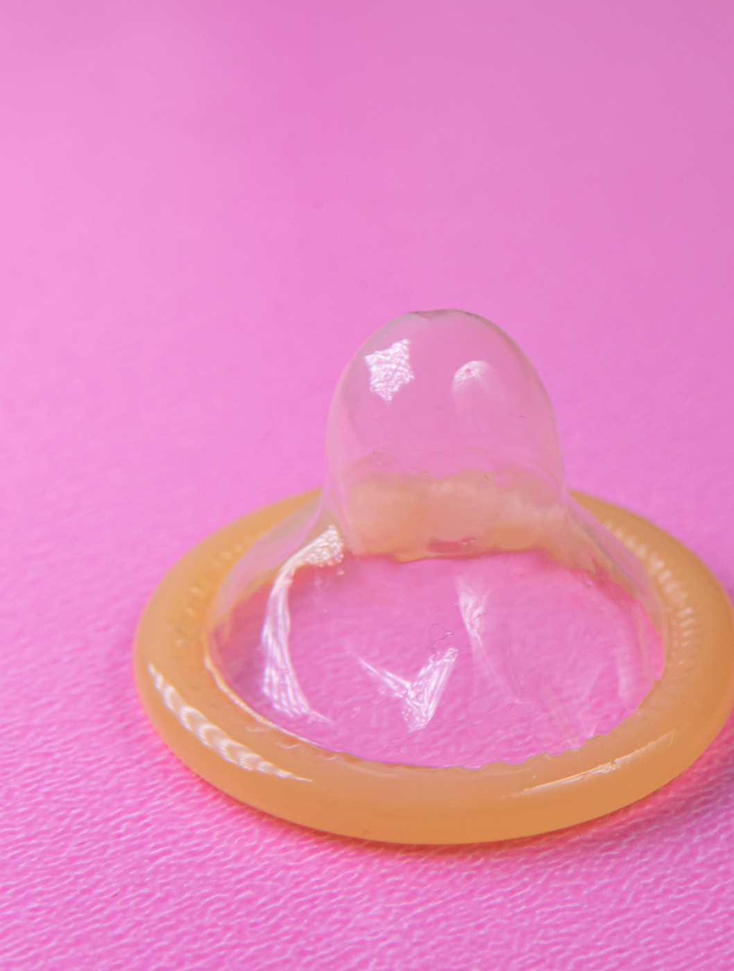 En ny opfindelse er sat i sø, nemlig et unisex-kondom, som kan bruges af både mænd og kvinder. Læs alt om kondomet her.
