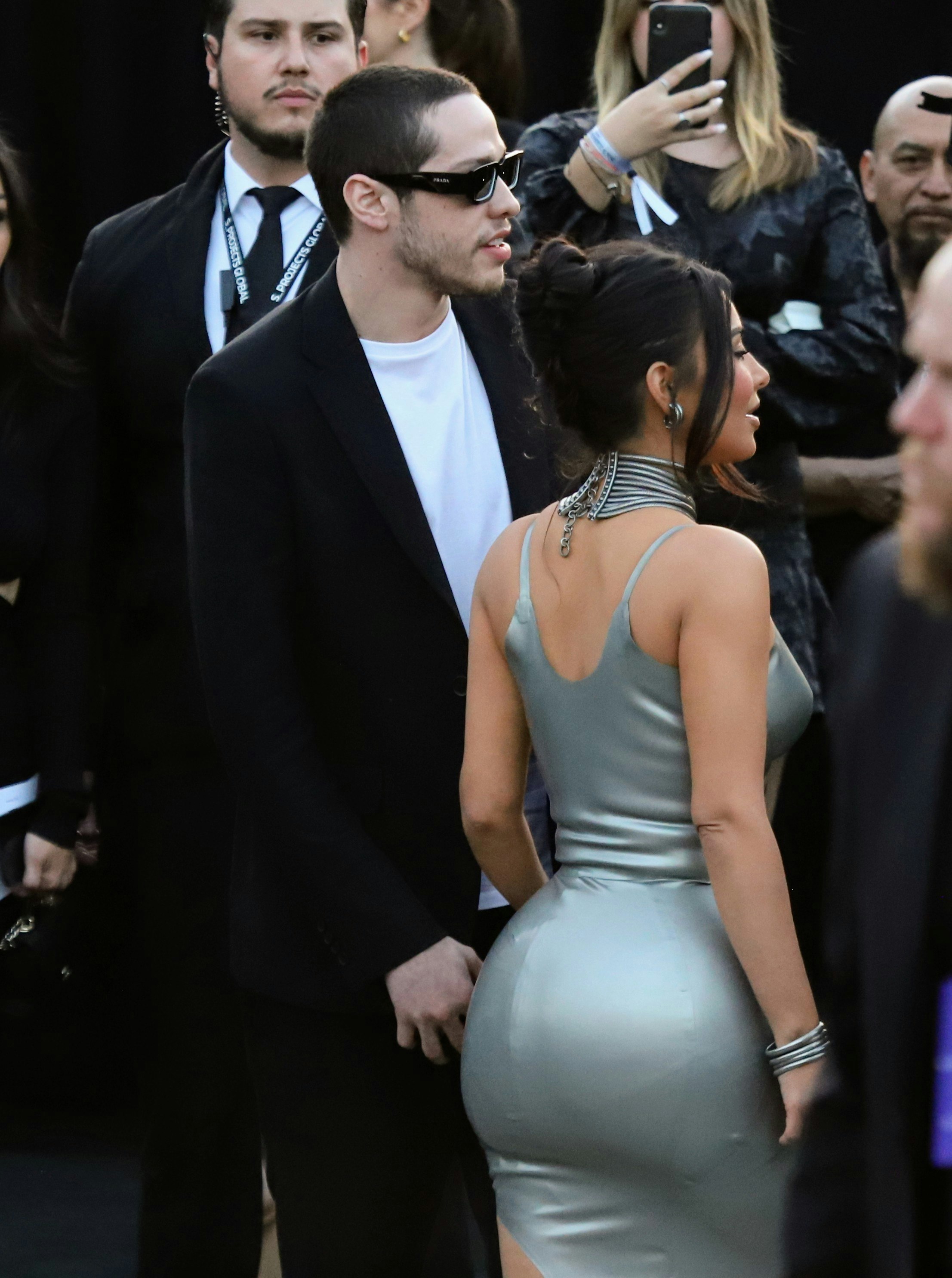 Kim Kardashian og Pete Davidson ankommer til premieren af den nye Kardashian-serie.