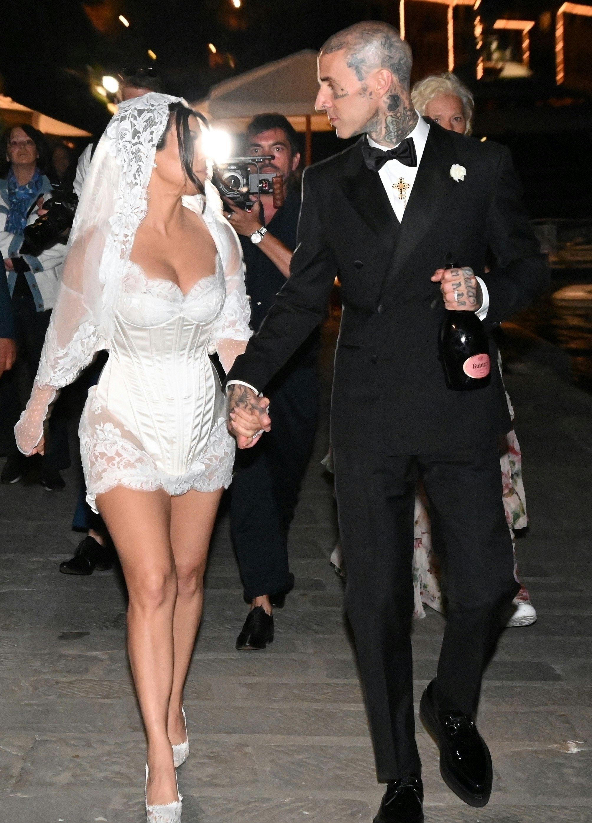 Brudeparret Kourtney Kardashian og Travis Barker.