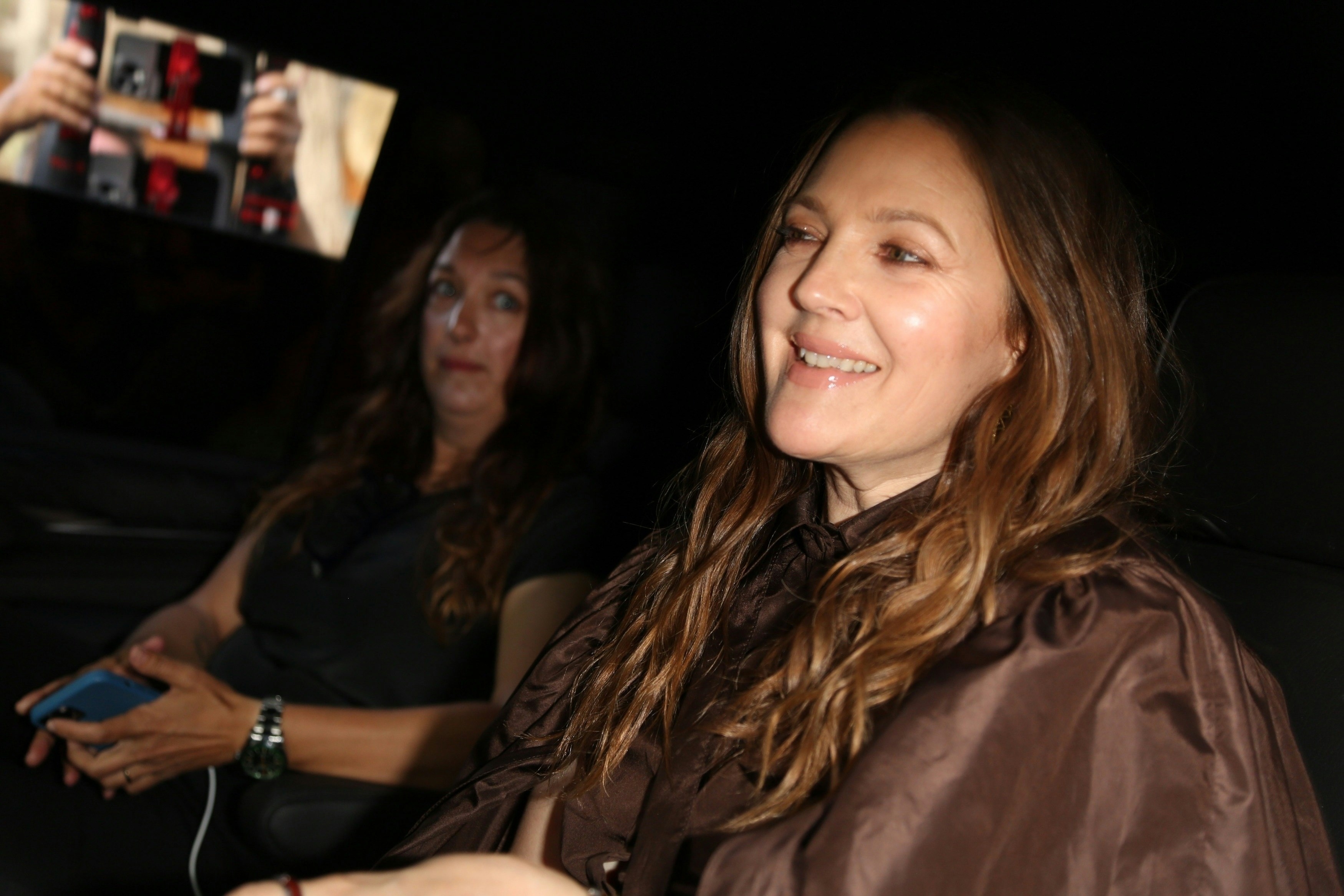 En storsmilende Drew Barrymore er klar til Britneys kærlighedsfest.