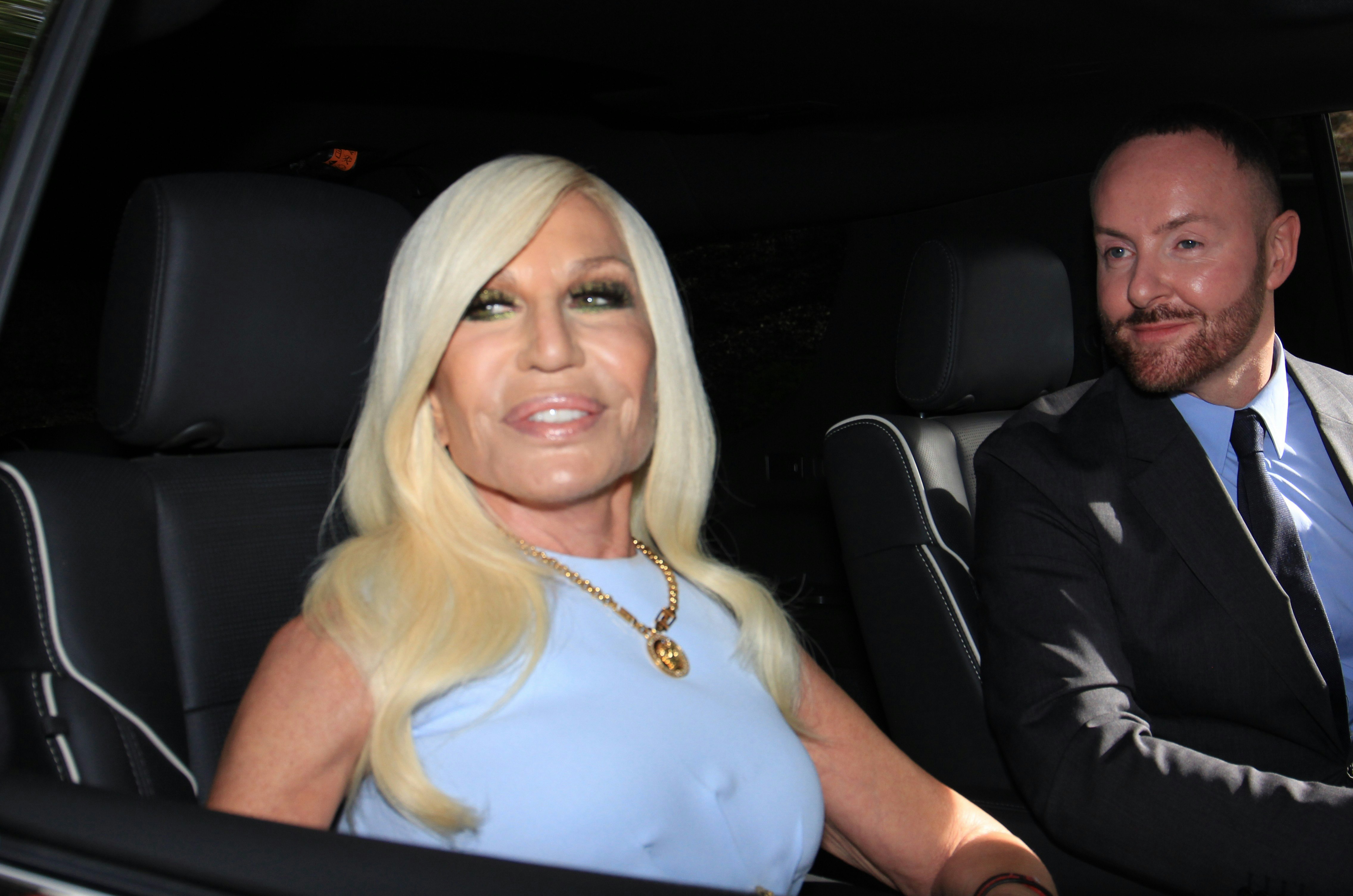 Donatella Versace ankom som den første - måske så hun kunne få helt styr på brudekjolen.