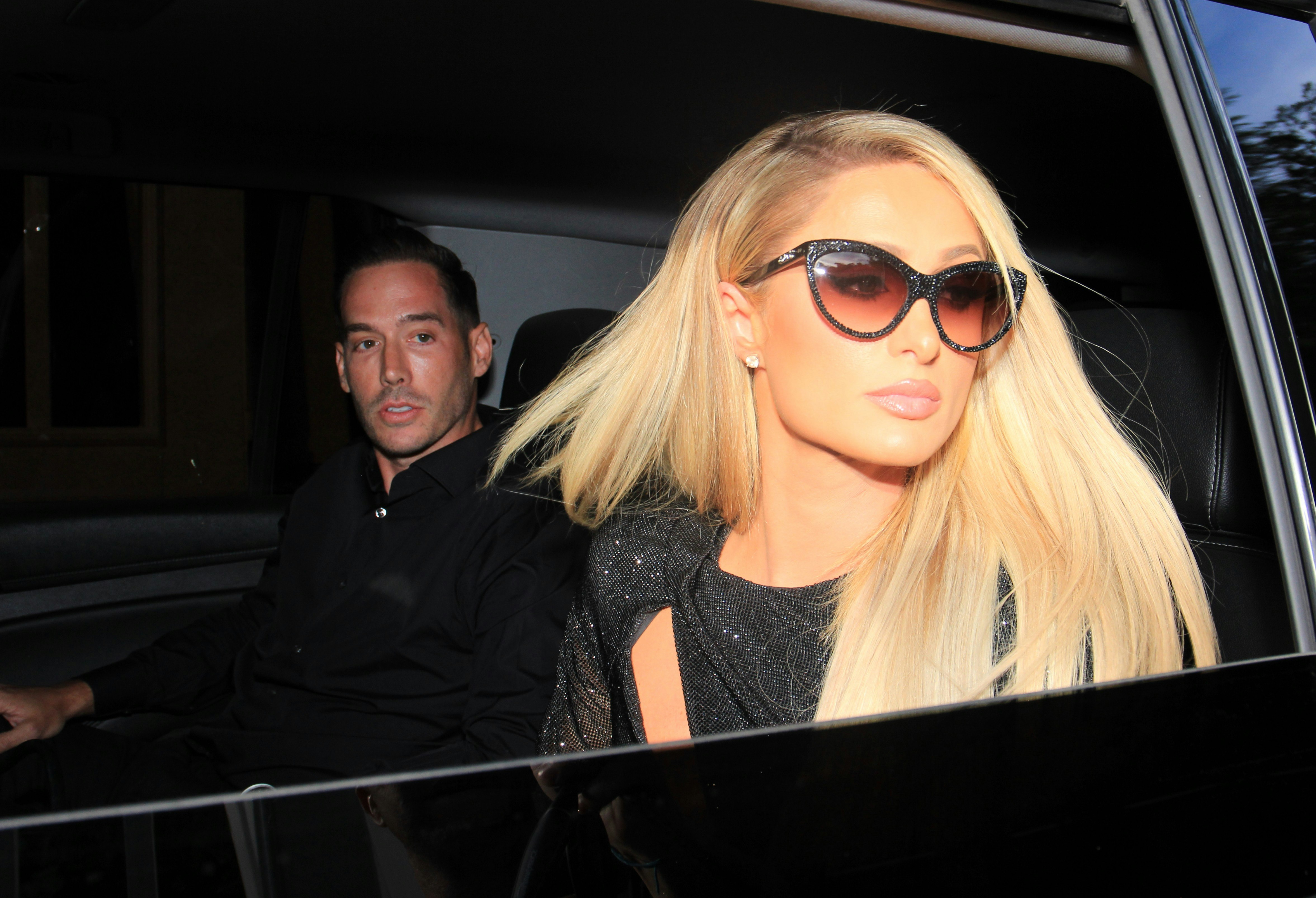 Paris Hilton blev selv gift tilbage i november 2021, og her er hun altså klar til Britneys bryllup.