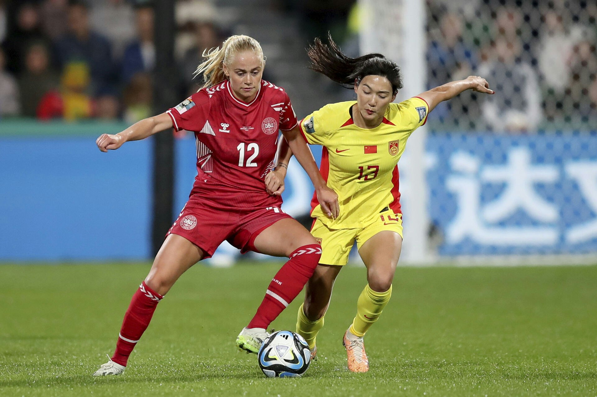 Danske Kathrine Kuhl og kinesiske Yang Lina under lørdagens kamp, hvor Danmark vandt.