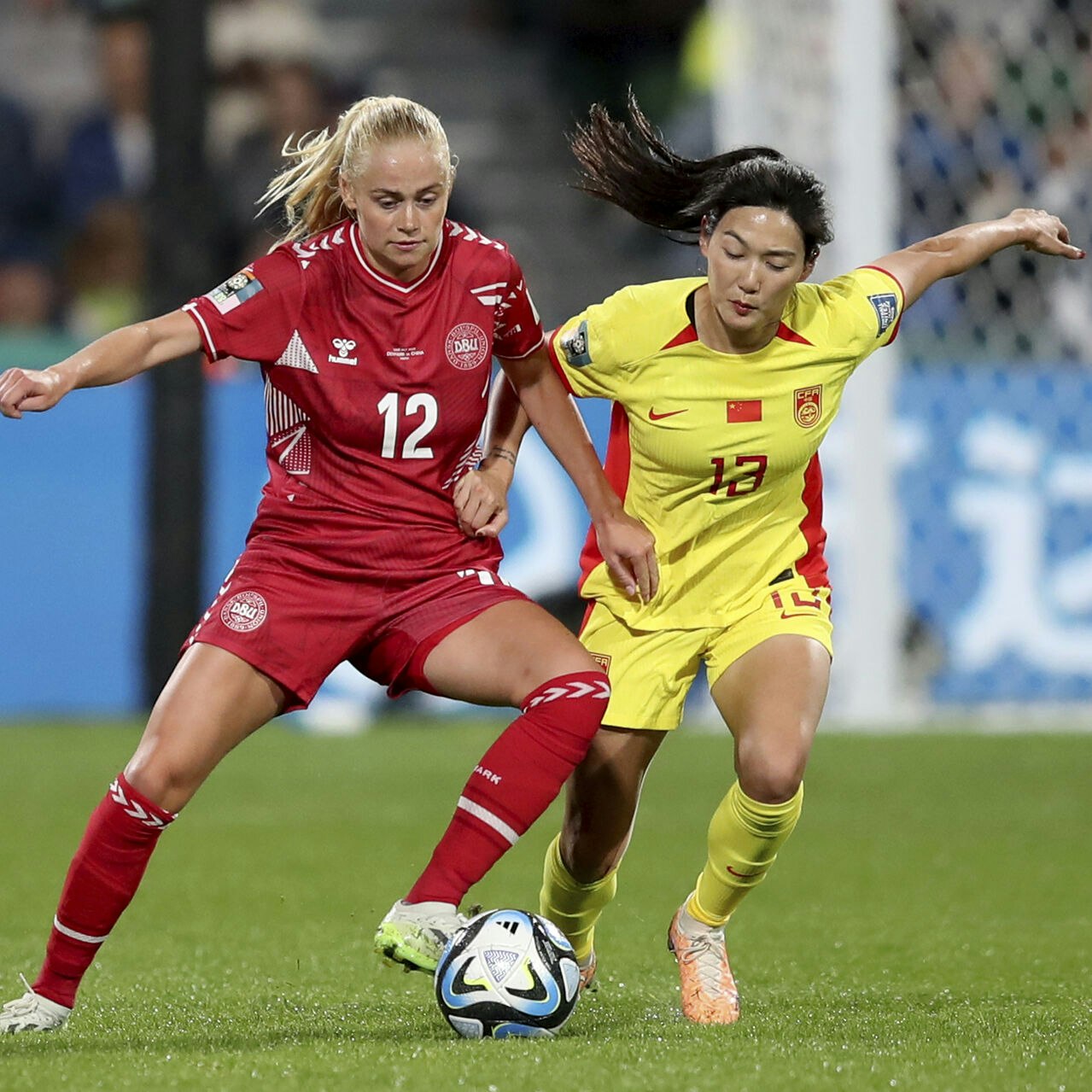 Danske Kathrine Kuhl og kinesiske Yang Lina under lørdagens kamp, hvor Danmark vandt.