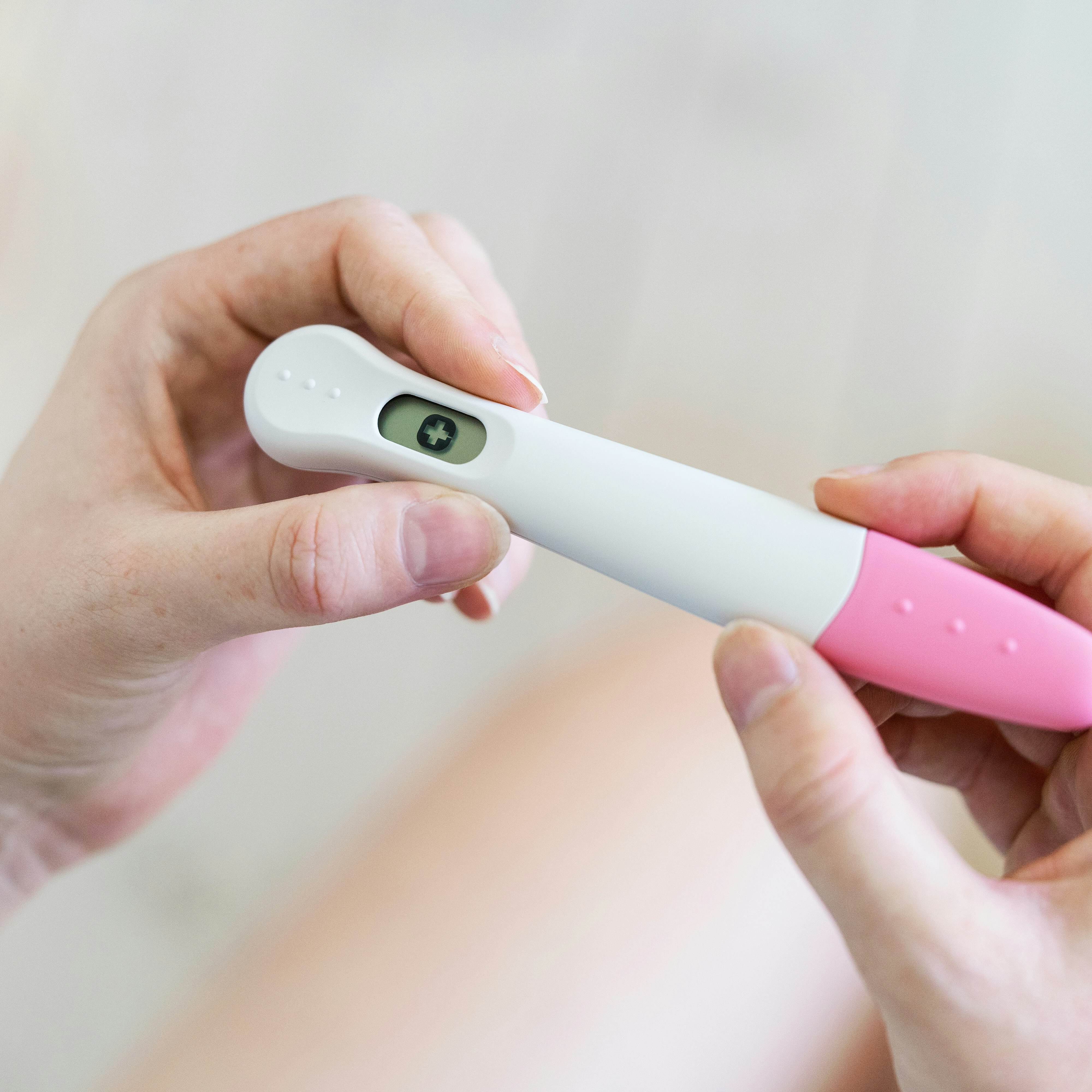 Kvinde holder en positiv graviditetstest, fredag den 26. juli 2019.