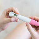 Kvinde holder en positiv graviditetstest, fredag den 26. juli 2019.