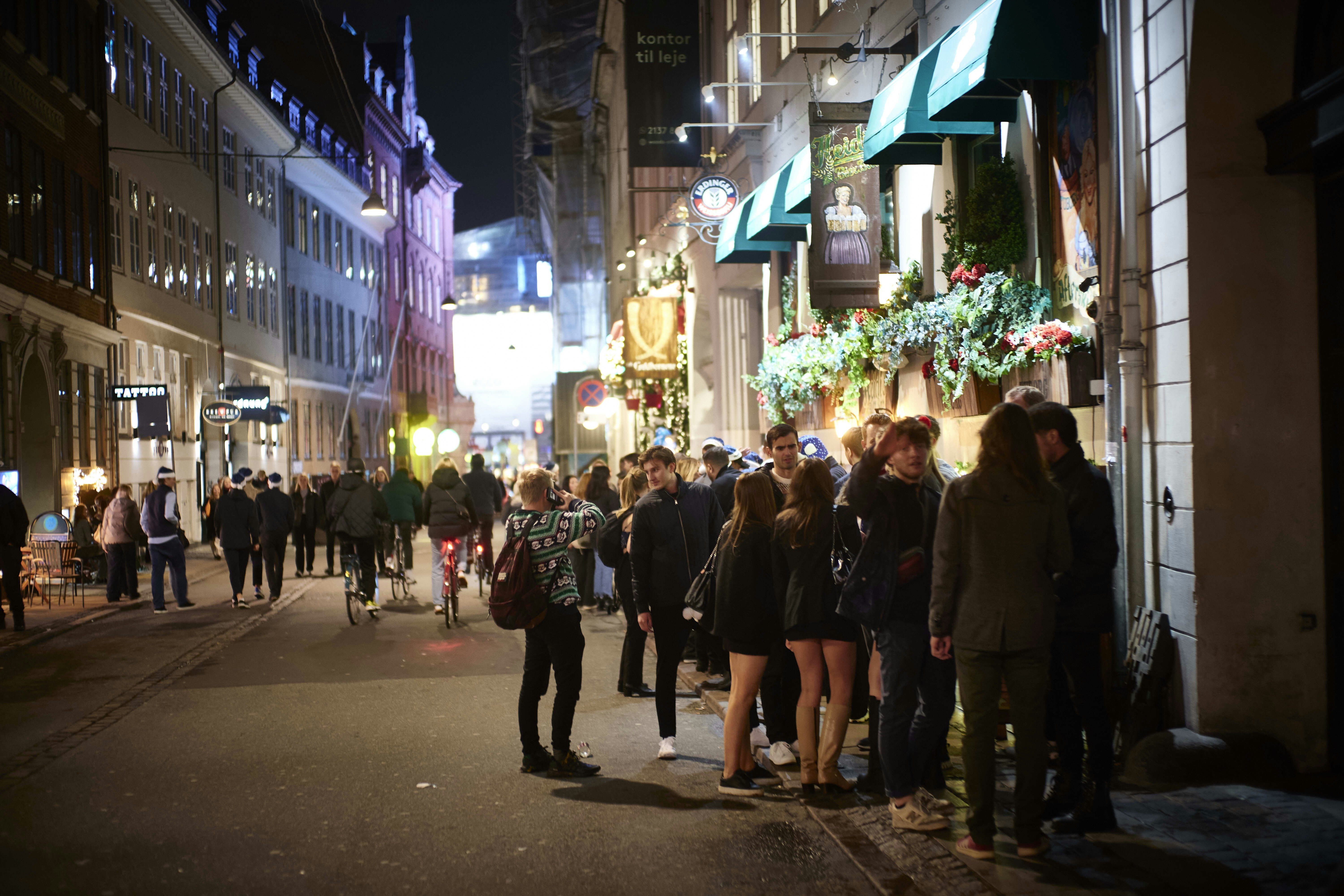 J-dag. Festglade unge mennesker i københavns gader
