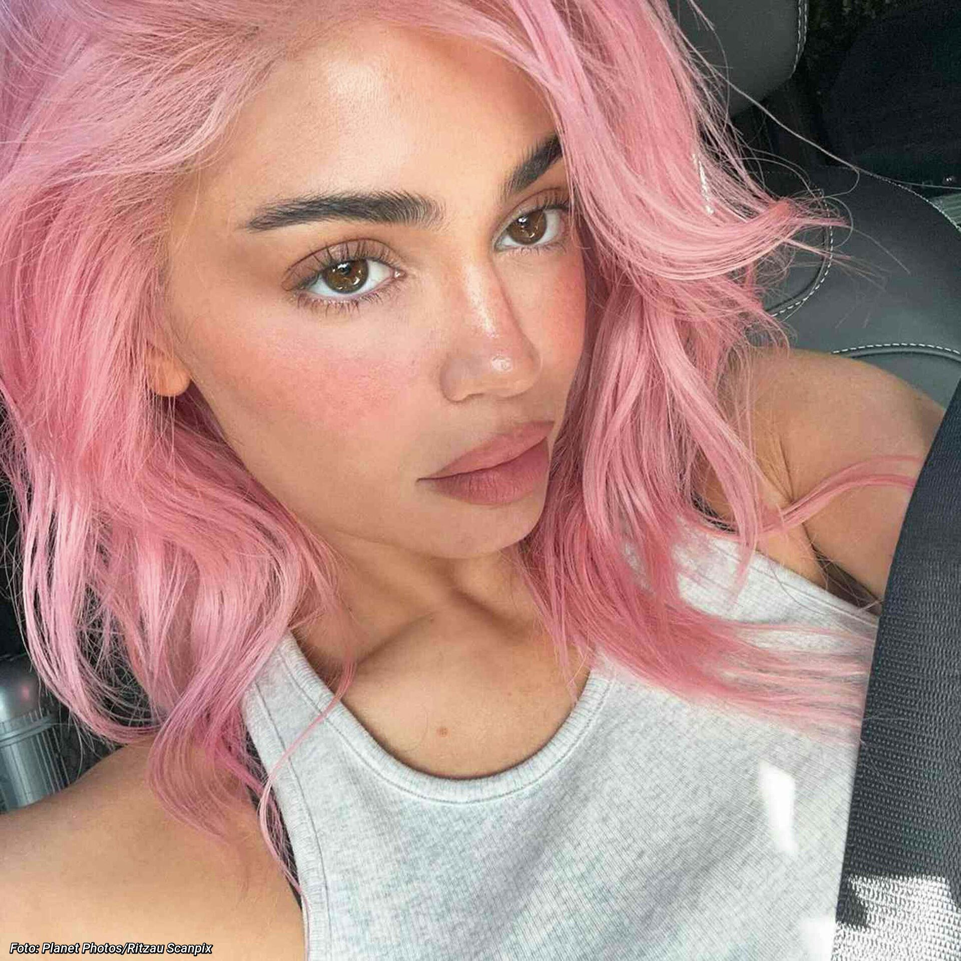 18-1-2024 Kylie Jenner's Pink Hair Makes a Comeback in New Barbiecore Selfies: 'Remember Me' PLANET PHOTOS www.planetphotos.co.uk info@planetphotos.co.uk +44 (0)1959 532 227