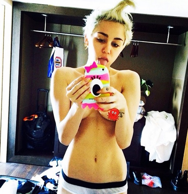 topløs, miley cyrus, selfie