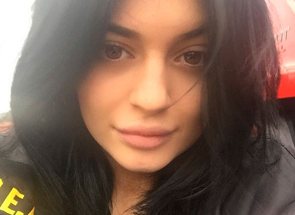 Kylie Jenner smider masken