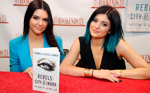 I juni stod Kendall Jenner og lillesøsteren Kylie Jenner frem og fortalte om deres nyeste påfund. De havde sammen skrevet bogen ”Rebels: City of Indra”, som de var klar til at udgive. Romanen handler om en futuristisk rejse for to piger med overnaturlige kræfter, og plottet fik blandet modtagelse af læserne.