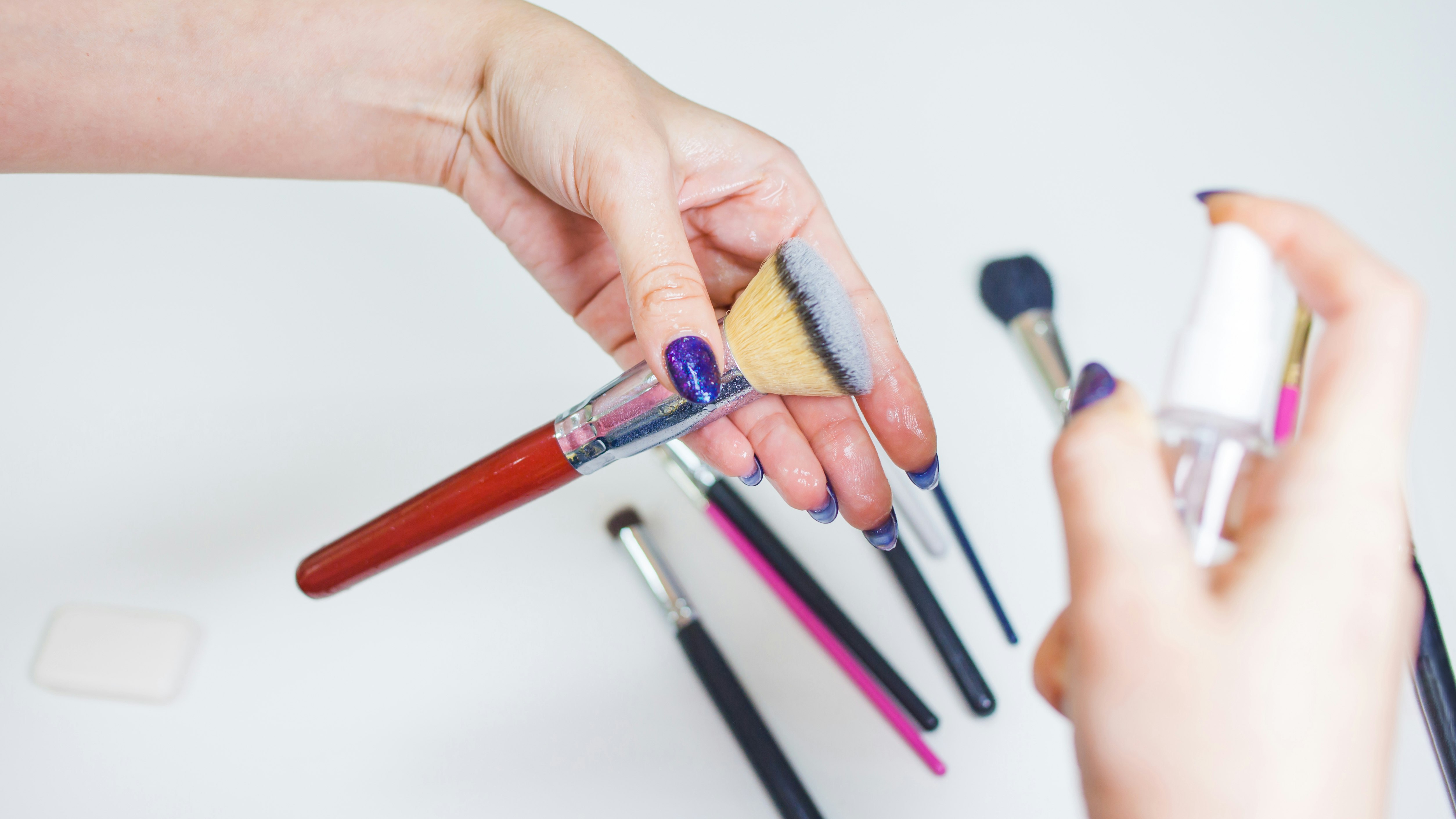 Oprør søm Investere Sådan renser du dine makeupbørster | Vi Unge