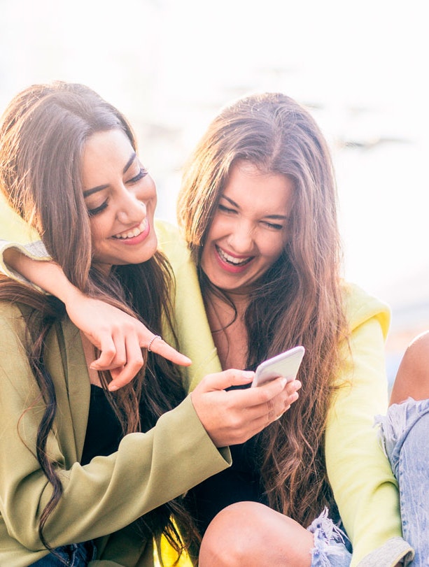 Teenagepiger følger med på Instagram