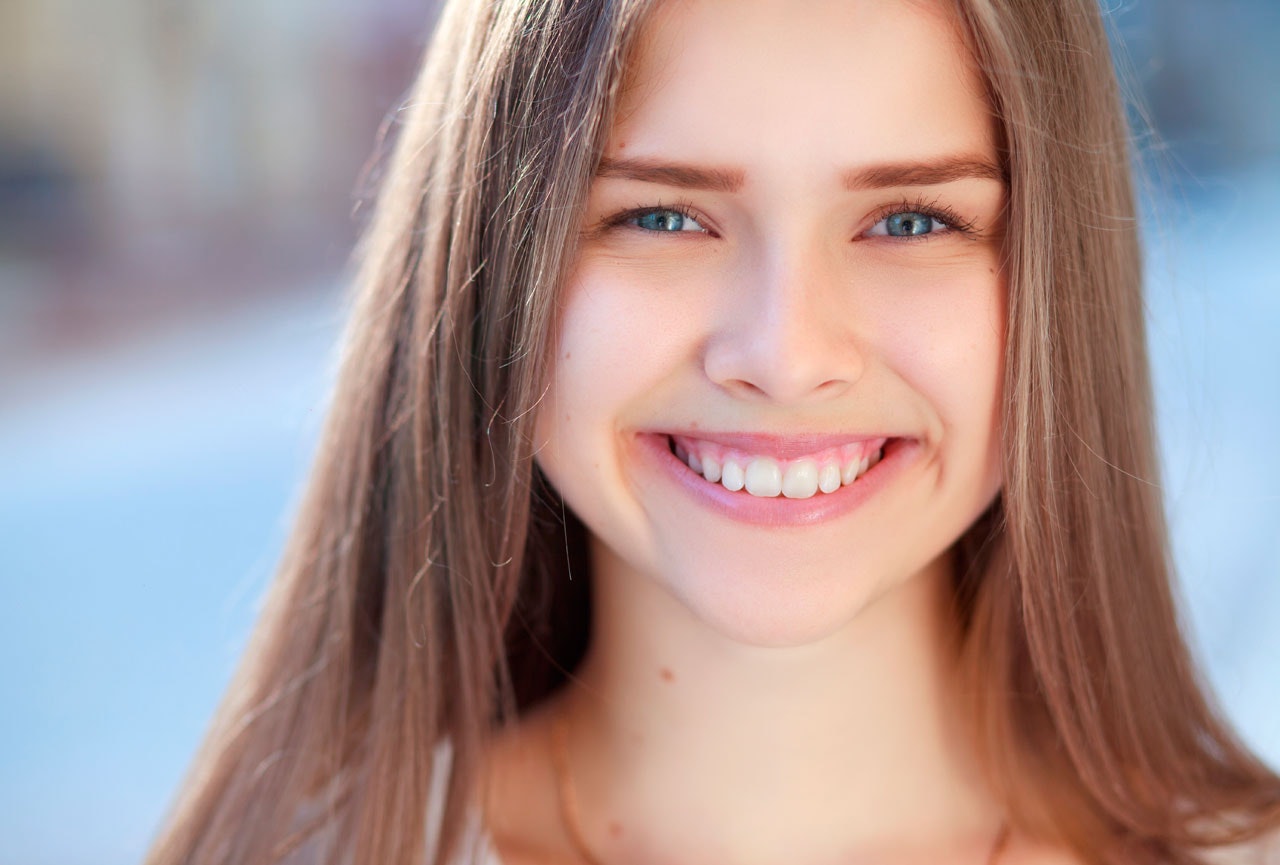 Teenagepiger smiler med tænder