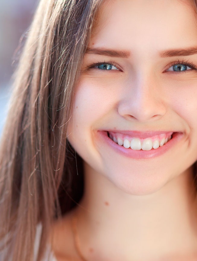 Teenagepiger smiler med tænder