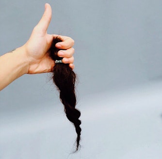 Harry Styles donerer hår