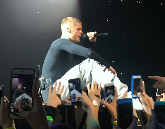 Justin Bieber på scenen på Purpose-turnéen