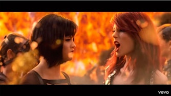 Selena Gomez og Taylor Swift i musikvideoen "Bad Blood"